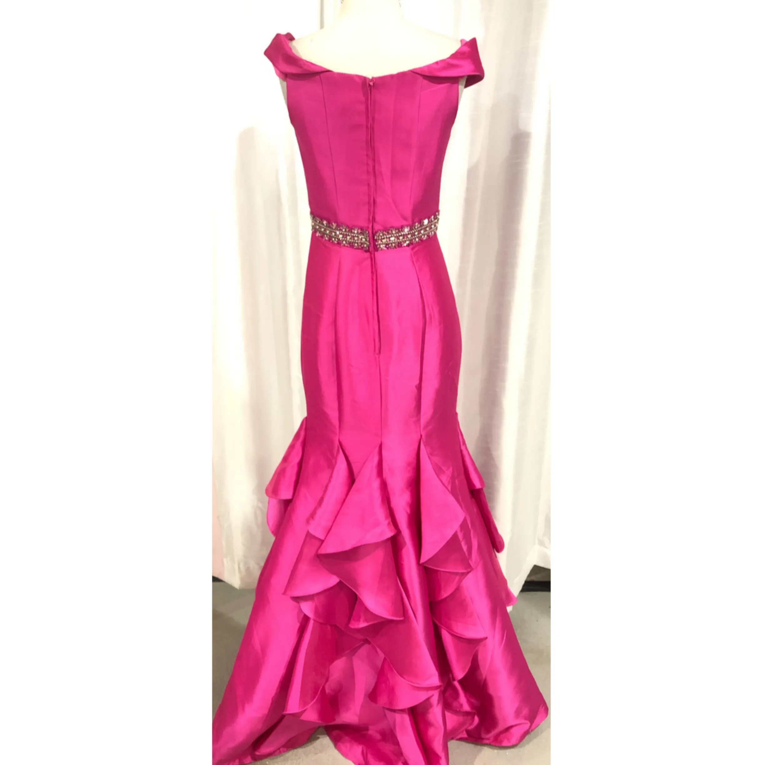 ELLIE WILDE Fuchsia Off-The-Shoulder Ruffled Trumpet Style Long Dress Size 4