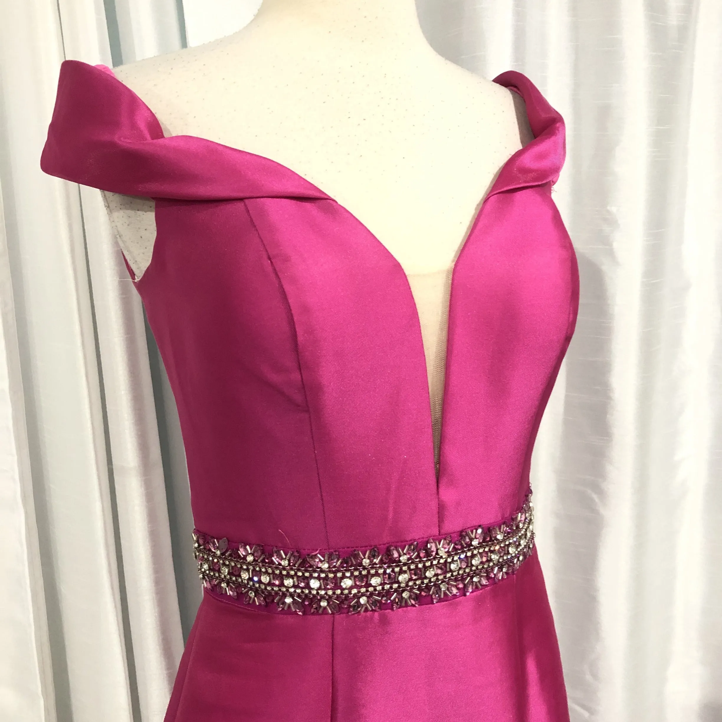 ELLIE WILDE Fuchsia Off-The-Shoulder Ruffled Trumpet Style Long Dress Size 4