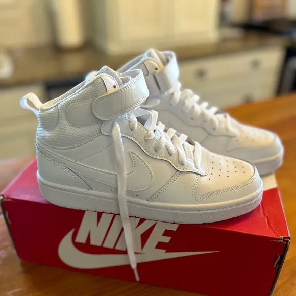 Nike (can fit Women’s 8) high tops NIB Kids 6