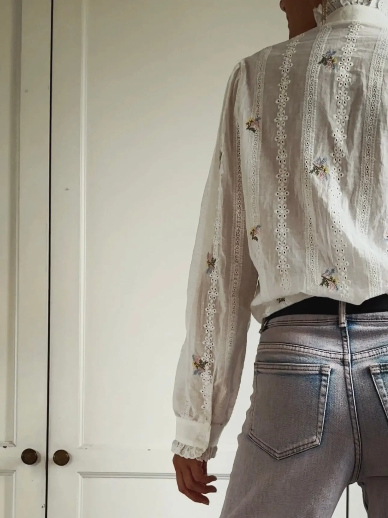 SHIRT WITH FLOWER EMBROIDERY - OFF WHITE