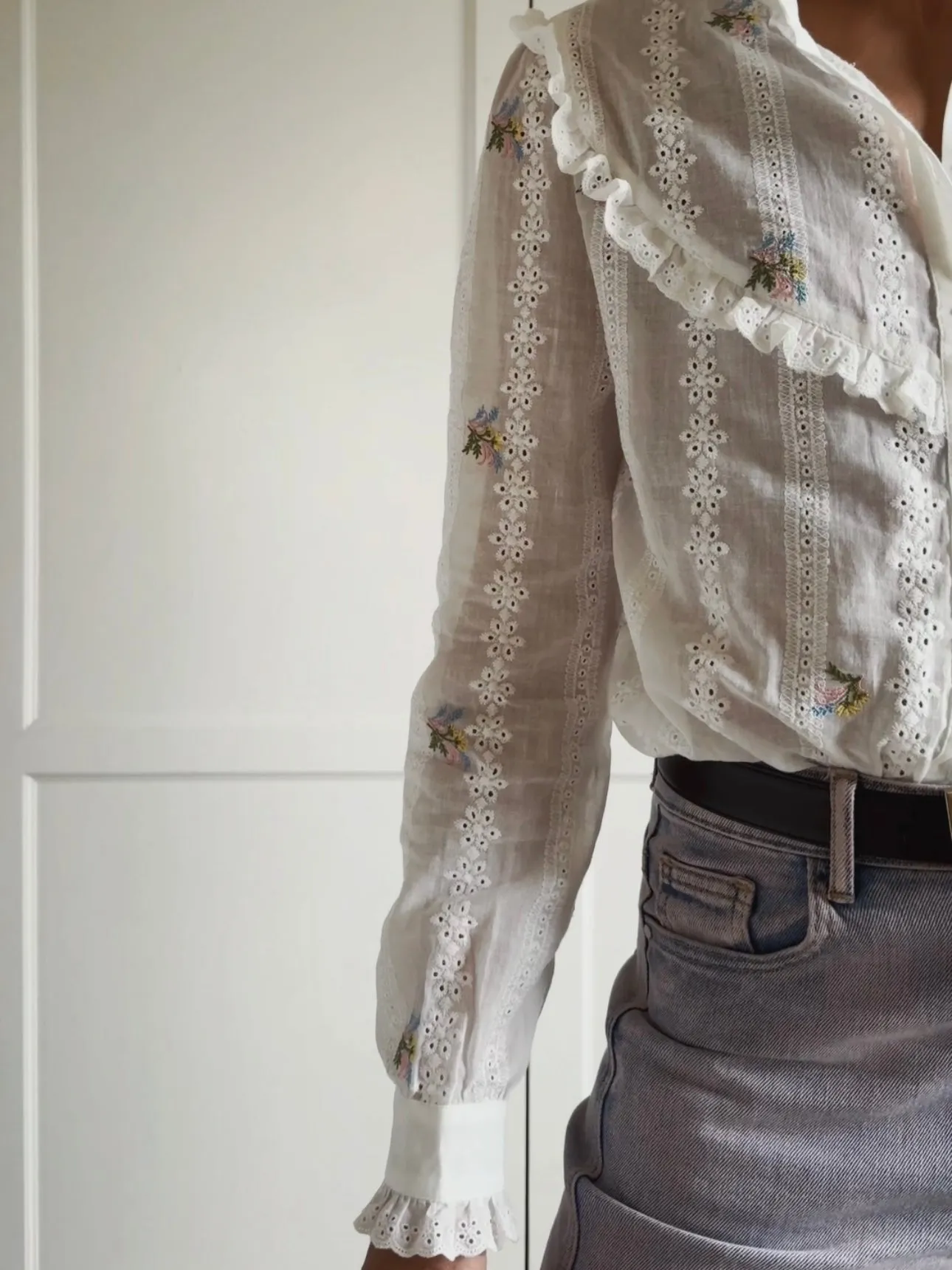 SHIRT WITH FLOWER EMBROIDERY - OFF WHITE