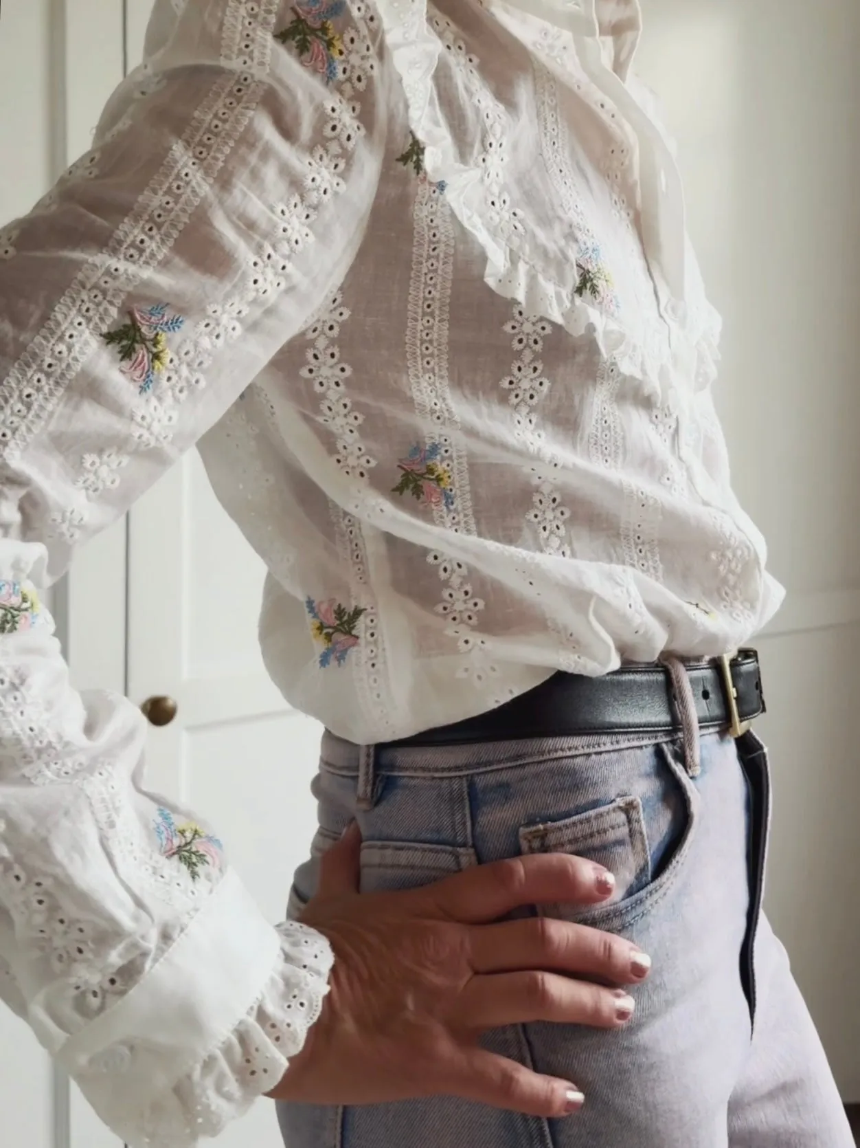 SHIRT WITH FLOWER EMBROIDERY - OFF WHITE