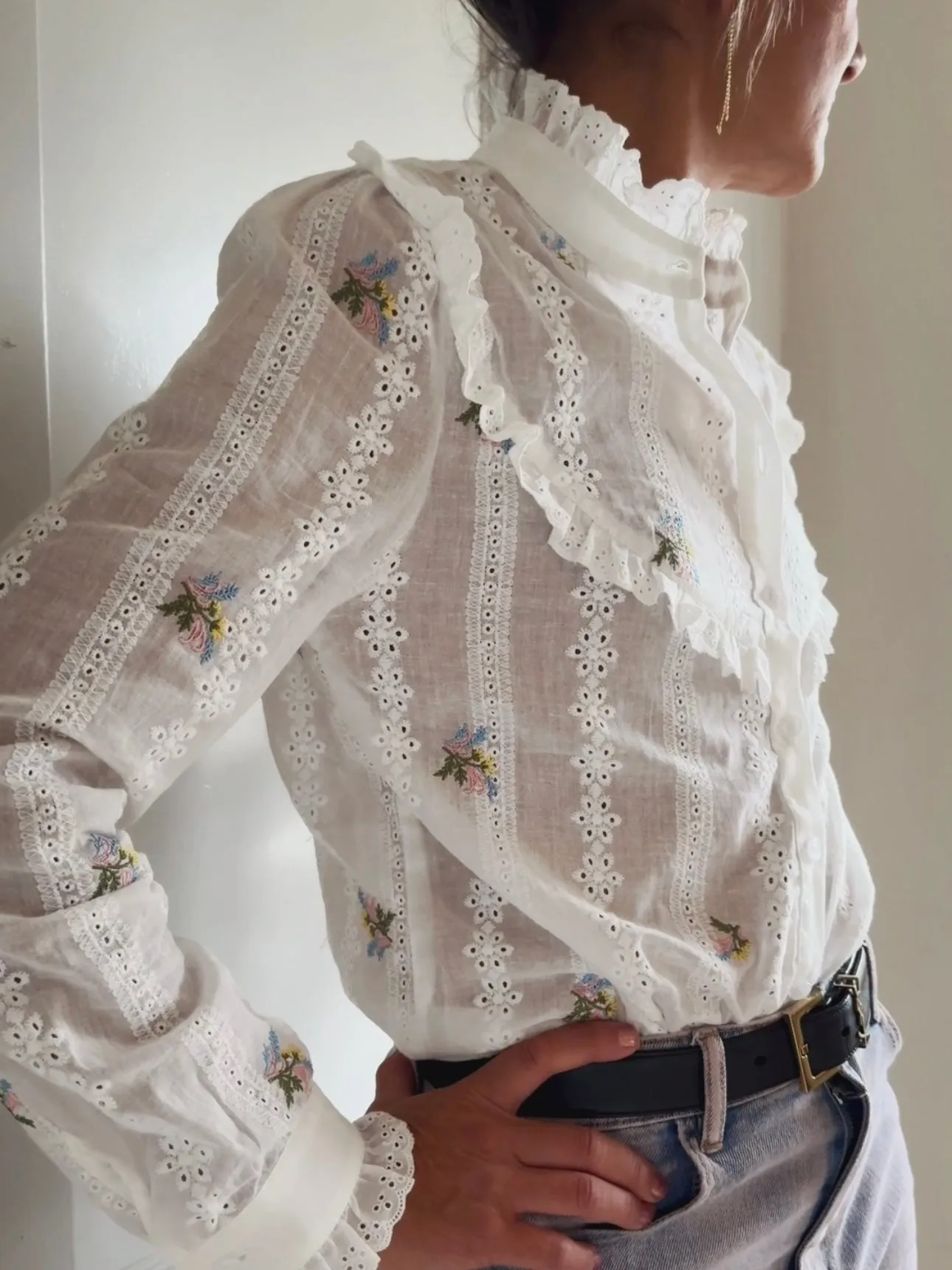 SHIRT WITH FLOWER EMBROIDERY - OFF WHITE