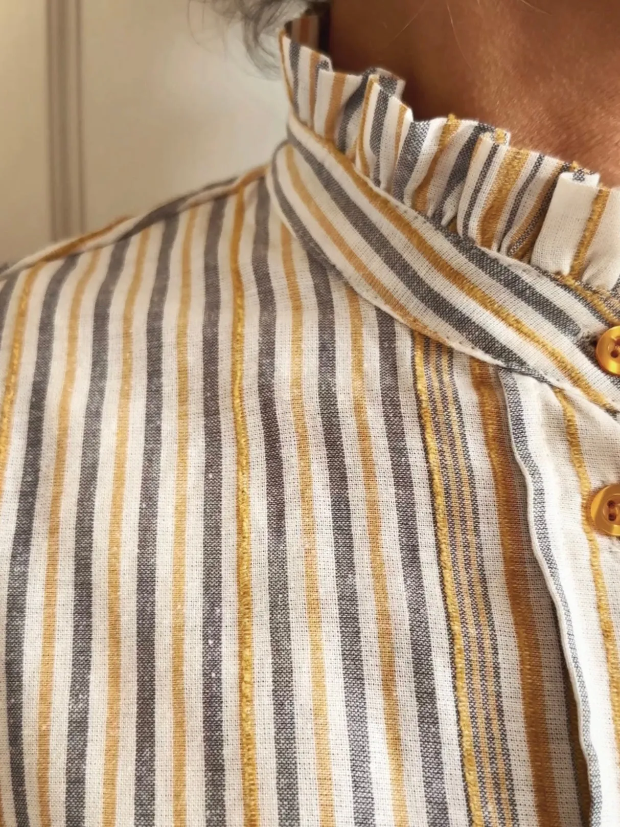 STRIPED SHIRT WITH RUFFLE NECK - OFF WHITE/YELLOW